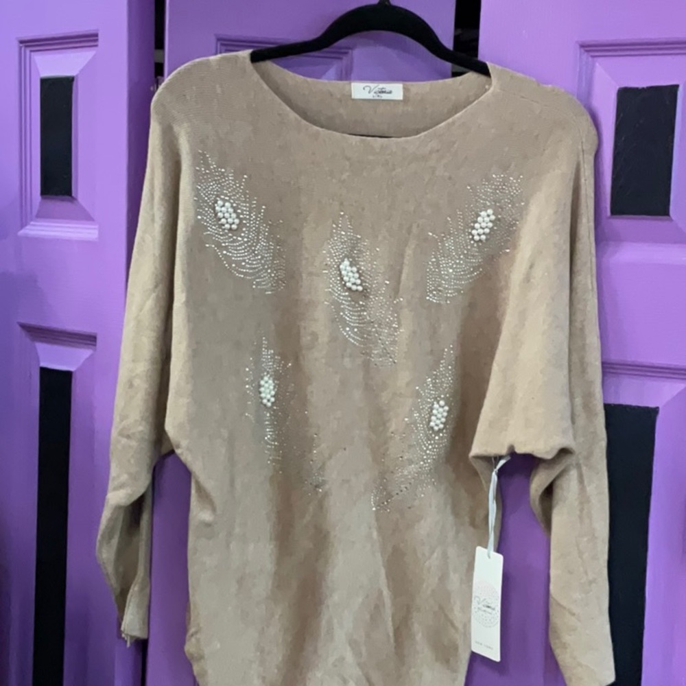 Victoria fashion woman’s sweater size l/X-Large tan